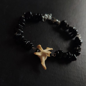 Bransoletka z kamieniami obsydianu oraz kością lisa