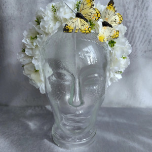 Kwiatowa opaska, wianek z białych kwiatów z motylami