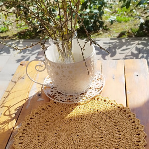 Złota serweta dekoracyjna handmade – elegancka ozdoba stołu