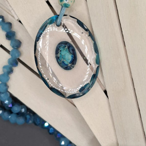 Ręcznie wykonany naszyjnik z żywicy epoksydowej – unikat