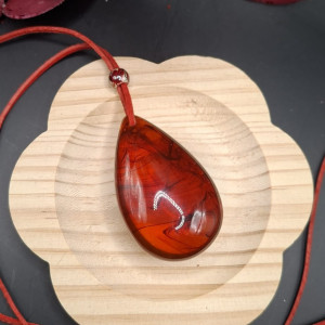 Wisiorek z żywicy „Czarna mgiełka” – rękodzieło