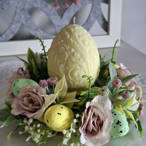 Stroik wielkanocny ze świecą