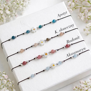 Urocze bransoletki na sznurkach z kamieniami i Stokrotką