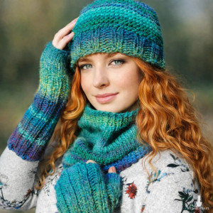 Czapka damska ręcznie zrobiona w komplecie z mitenkami