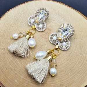 Beżowo-białe kolczyki sutasz z chwostami