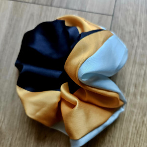 Gumka satynowa z miękkiej satyny pasy żółty czarny błękit gragraficzne pszczółka