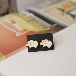 Drewniane kolczyki sztyfty Owieczka