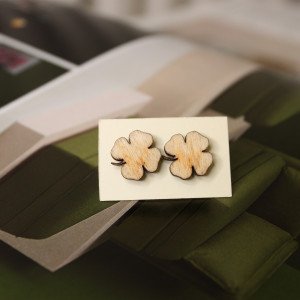 Drewniane kolczyki sztyfty koniczyna brązowa