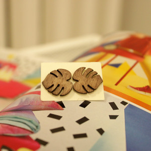 Drewniane kolczyki sztyfty Liść monstery