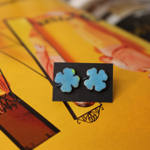 Drewniane kolczyki sztyfty koniczyna liść