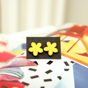 Drewniane kolczyki sztyfty kwiat