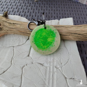Brelok artystyczny z żywicy – zielona energia
