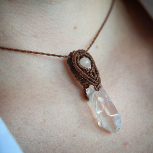 Naszyjnik. Zawieszka grot z Kryształem Górskim