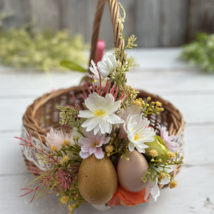 Koszyczek wielkanocny z dekoracją, koszyk wiklinowy