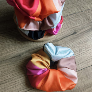 Gumka satynowa z miękkiej satyny tęczowa tęcza pasy kolorowa