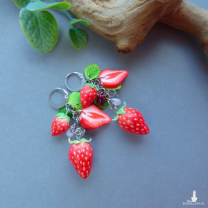 Długie kolczyki z truskawkami
