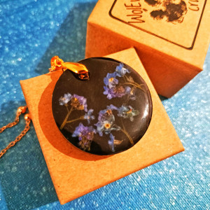 Naszyjnik z niezapominajkami w żywicy – pozłacany | biżuteria handmade z prawdziwymi kwiatami | elegancki prezent