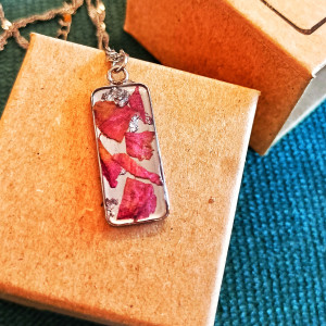 Naszyjnik z prawdziwą piwonią w żywicy – stal nierdzewna | elegancka biżuteria