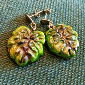 Kolczyki monstera – sztyfty ze stali nierdzewnej | kolczyki handmade z glinki polimerowej | biżuteria roślinna