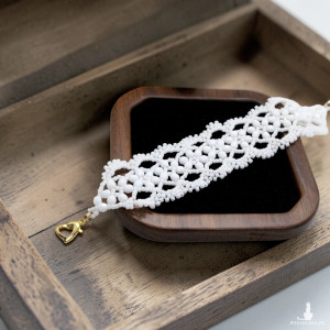 biała koronkowa bransoletka z kryształkami
