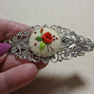 Ręcznie haftowana spinka do włosów  DLA MARIANNY