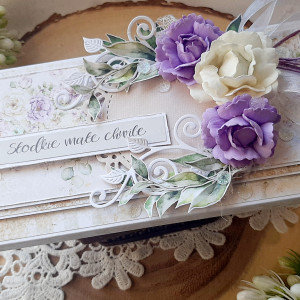 Czekoladownik z fioletowymi kwiatkami