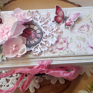Czekoladownik z różowym motylkiem