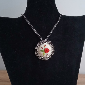 Ręcznie haftowany wisior  DLA MARIANNY