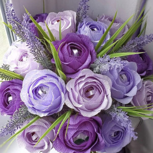 Bukiet z krepiny włoskiej. Z cukierkami w kwitach.