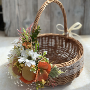 Koszyczek wielkanocny z dekoracją, koszyk wiklinowy