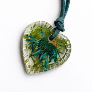 Wisiorek serce z żywicy – mech chrobotek i margaretka handmade
