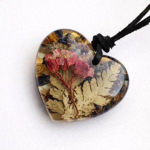 Wisiorek serce z żywicy – szafirki, paproć i smagliczka handmade