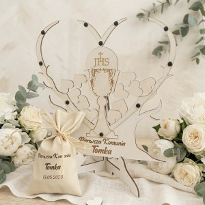 Pierwszokomunijna księga gości  w kszktalcie serca.