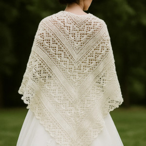 Ozdobna chusta ślubna ecru Klaziena ręcznie robiona z merino