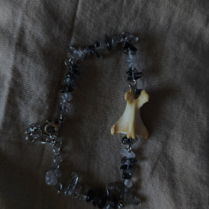 Bransoletka z kością lisa oraz kwarcem z turmalinem