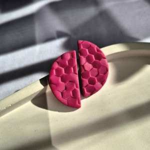 Różowe kolczyki na sztyfcie