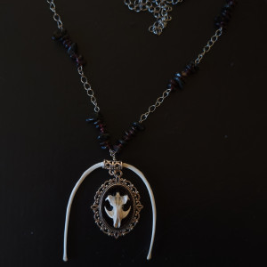 Naszyjnik z czaszka myszy oraz kamieniami granatu i onyksu