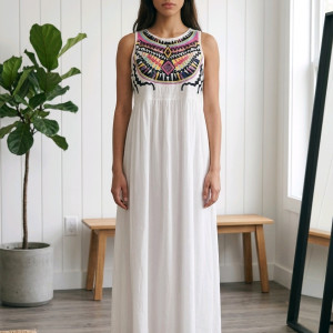 Sukienka biała haftowana Długa