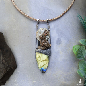 Naszyjnik z zającem i labradorytem