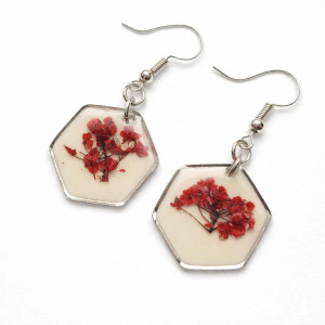 Kolczyki z żywicy w srebrnej oprawie – czerwone kwiaty smagliczki na białym tle