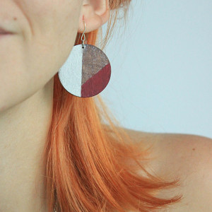 Okrągłe Drewniane Kolczyki – Artystyczna Geometria & Burgund