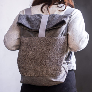 Szary plecak kurierski baranek