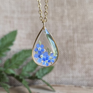 Złota zawieszka złoty wisiorek kwiat naszyjnik żywica z żywicy kwiaty łezka łza niezapominajka niezapominajki