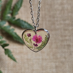 Srebrna zawieszka srebrny wisiorek kwiat naszyjnik żywica z żywicy kwiaty serce serduszko różowe gipsówka
