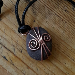 Wisior z nadmorskiego otoczaka w miedzianej oprawie – wire wrapping, boho, naturalny kamień