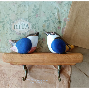Wieszak z parą biało-granatowych ptaszków