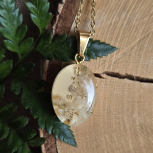 Wianuszek z kwiatami złota zawieszka wisiorek beżowy jajowaty