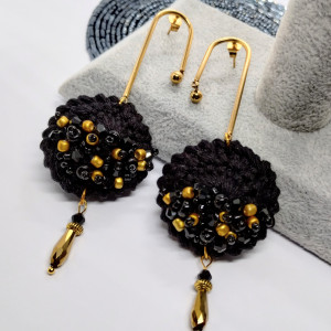 Kolczyki czarne szydełkowe z koralikami i złotymi łezkami