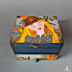 Drewniana szkatułka na biżuterię "Dziewczyna w kapeluszu"