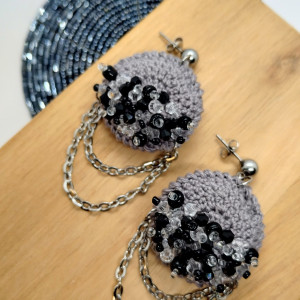 Kolczyki szare szydełkowe z koralikami i łańcuszkami